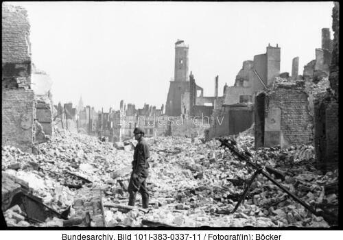 Frankreich, Calais, deutscher Soldat in Ruinen
