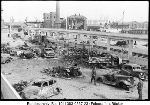 Frankreich, Calais, Zerstörte Fahrzeuge
