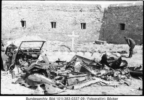 Frankreich, Calais, zerstörte Fahrzeuge, Gräber