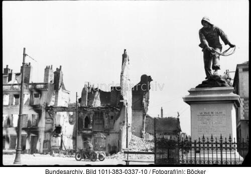 Frankreich, Calais, Denkmal vor Häuserruinen