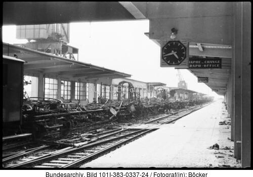 Frankreich, Calais, zerstörter Zug im Bahnhof
