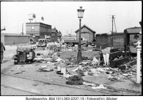 Frankreich, Calais, zerstörte Fahrzeuge