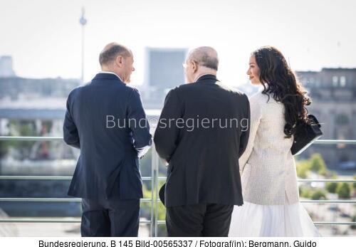 Bundeskanzler Olaf Scholz empfängt Salman Rushdie 2024