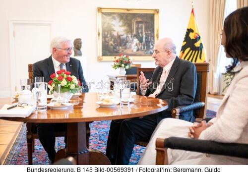 Bundespräsident Frank-Walter Steinmeier: Gespräch mit Salman Rushdie 2024