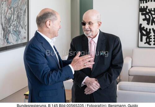 Bundeskanzler Olaf Scholz empfängt Salman Rushdie 2024