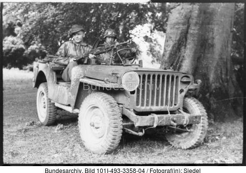 Frankreich, Soldaten auf Jeep