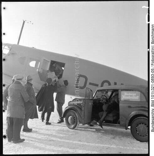 Russland, Feldflugplatz, Verladen von Post (?)