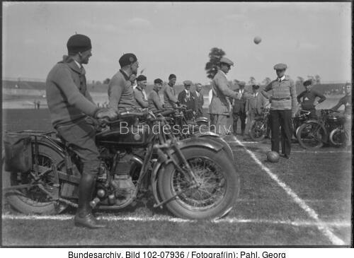 Berlin, Fußballspiel mit dem Motorrad