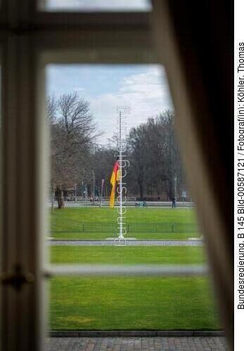 Schloss Bellevue / Trauerbeflaggung 2025