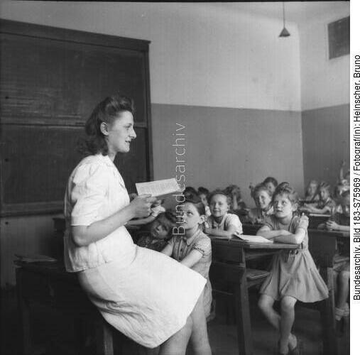 Schulklasse und Lehrerin