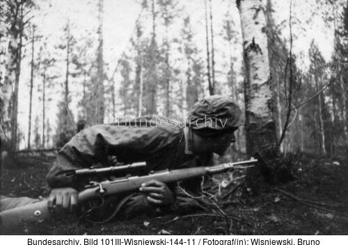 Russland, Scharfschütze im Wald