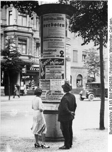 Berlin, Litfaßsäule mit Wahlplakaten