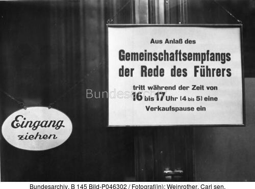 Gemeinschaftsempfang einer Hitler-Rede
