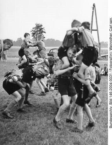 Hitlerjugend im Pfingstlager