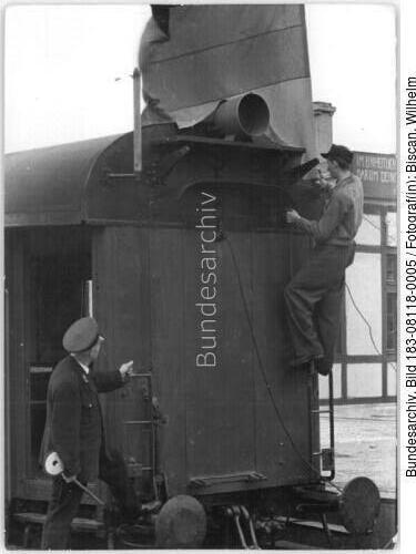 Reichsbahn, Sonderwagen mit Lokal, Hissen der Fahne