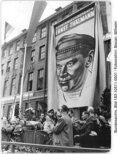 Magdeburg, Arbeiter vor Thälmannporträt