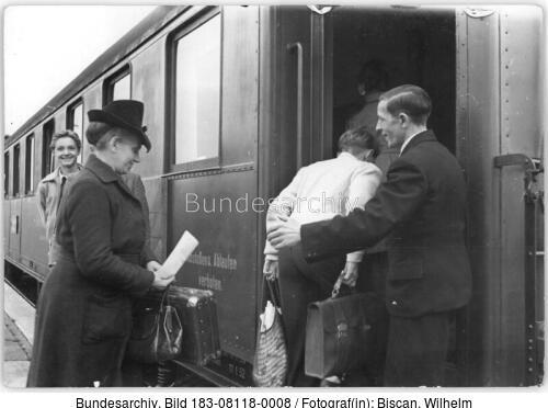 Reichsbahn, Sonderwagen, Reisende beim Einstieg