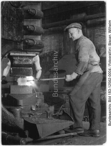 Magdeburg, Industriearbeiter an Schmiedehammer