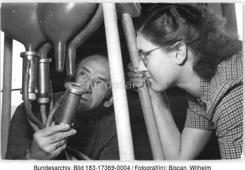 Barby, Bauer eine Melkmaschine präsentierend