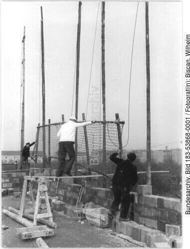 Schutznetze auf der Baustelle