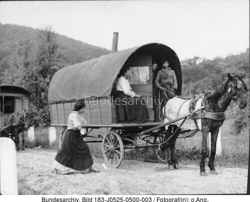 Rheinland, Wohnwagen auf Landstraße