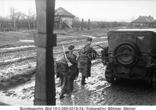 Russland, Soldaten auf nasser Strasse