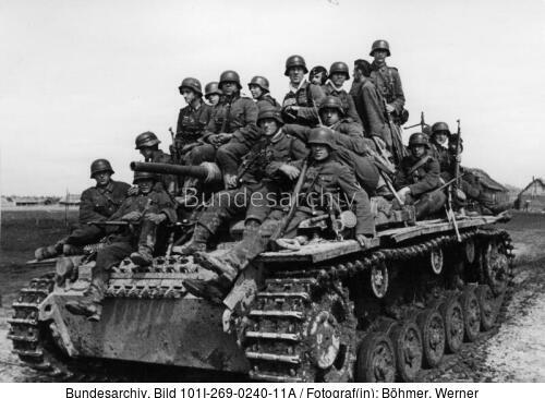 Russland, Panzer mit aufgesesssener Infanterie
