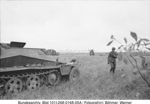 Russland, Beobachtungspanzer auf Feld