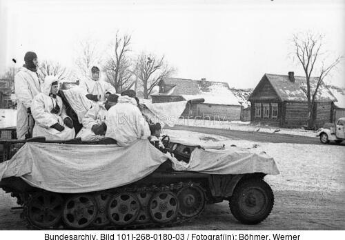 Russland, Soldaten auf Halbkettenfahrzeug