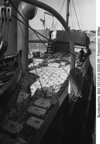 Guernsey, Frachter im Hafen