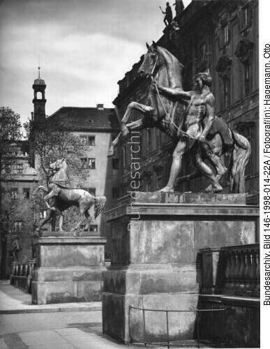 Berlin, Stadtschloss, Plastiken "Rossebändiger"