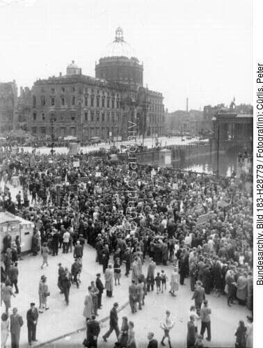 Berlin, Maidemonstration, Zug auf Schlossbrücke