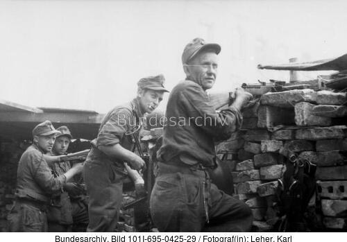 <span class="match">Warschauer Aufstand</span>, Soldaten in Deckung