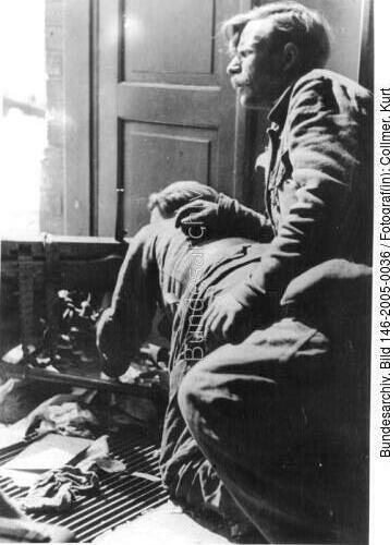 <span class="match">Warschauer Aufstand</span>, Männer mit MG