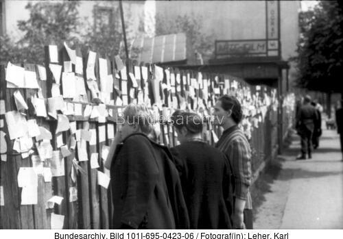 <span class="match">Warschauer Aufstand</span>, Frauen an Holzwand