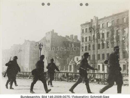 <span class="match">Warschauer Aufstand</span>, Soldaten vor Ruinen