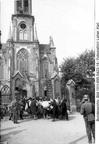 Warschauer Aufstand, Zivilisten vor Kirche