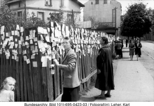<span class="match">Warschauer Aufstand</span>, Frauen an Holzwand