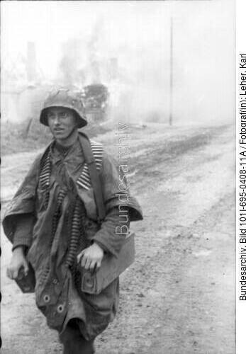 Warschauer Aufstand, Soldat mit MG-Gurt