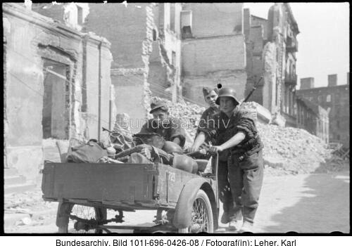 <span class="match">Warschauer Aufstand</span>, Waffen-SS mit Karren