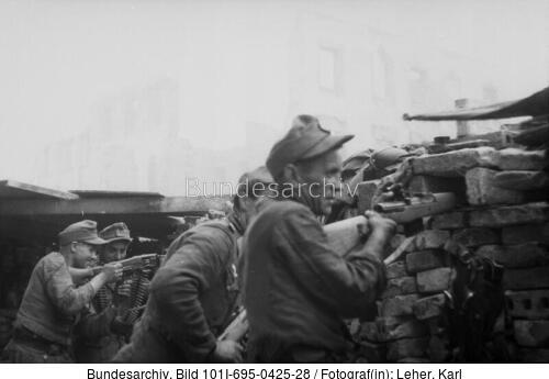 <span class="match">Warschauer Aufstand</span>, Soldaten in Deckung