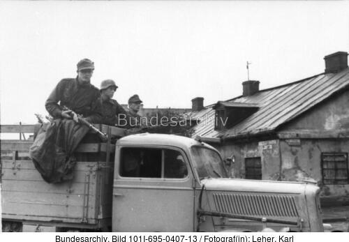 <span class="match">Warschauer Aufstand</span>, Soldaten auf LKW mit MG