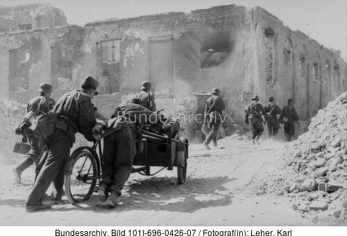 <span class="match">Warschauer Aufstand</span>, Waffen-SS neben Ruine