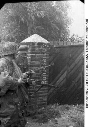 Warschauer Aufstand, Soldaten an Tor
