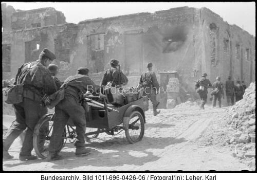<span class="match">Warschauer Aufstand</span>, Waffen-SS neben Ruine