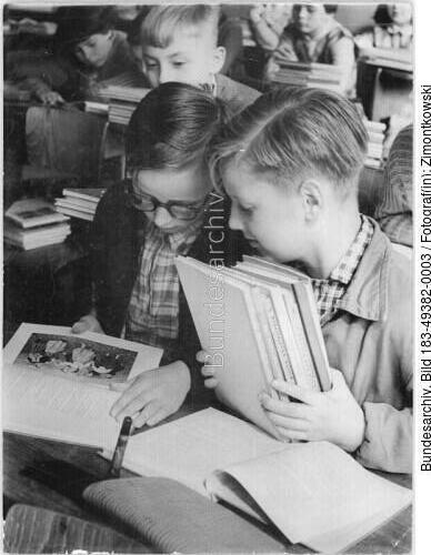 Berlin, Schüler mit Schulbüchern