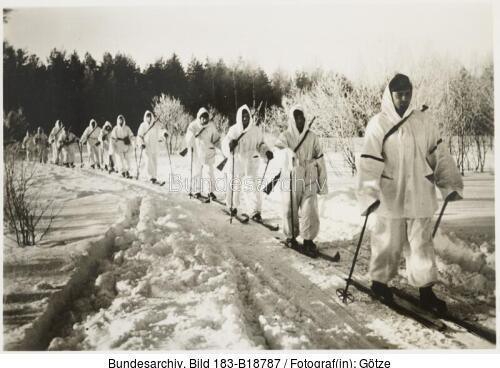 Russland, Infanterie-Spähtrupp auf dem Marsch