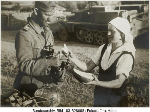 Russland, Soldat und Zivilistin