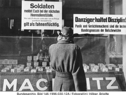 Danzig, Frau vor Schaufenster