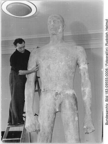 Berlin, Fritz Cremer an Denkmal "Modell des befreiten Menschen"